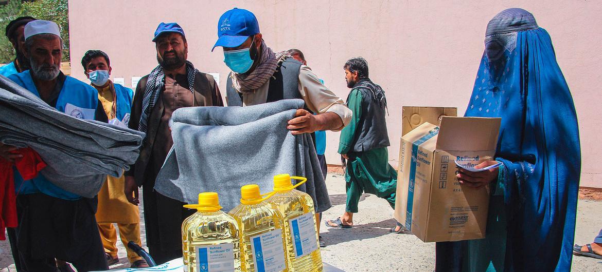 Pakistán envía 28,5 millones de dólares en ayuda humanitaria a Afganistán