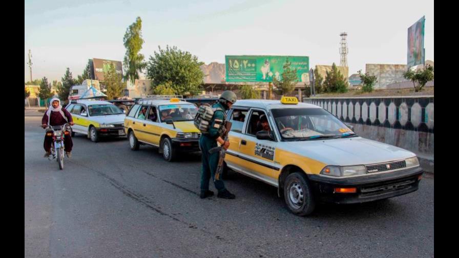 Cientos de soldados afganas huyen a Tayikistán tras los ataques talibanes