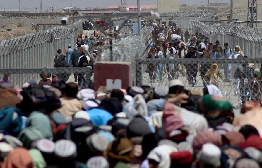 El caos se apodera de miles de afganos desesperados por cruzar a Pakistán