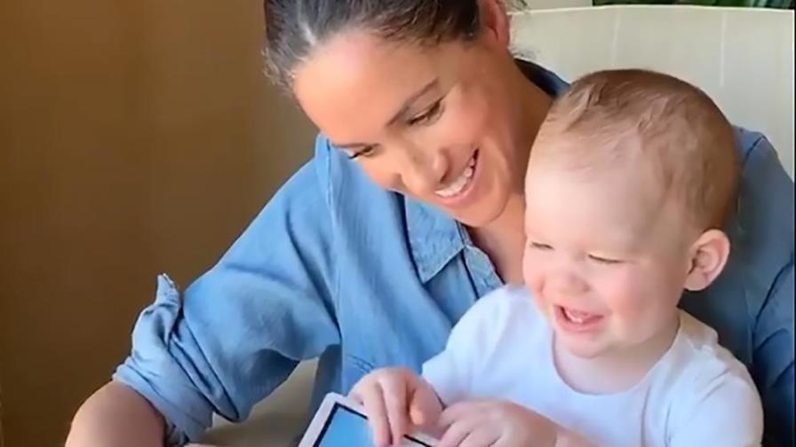 Archie está de cumpleaños y Meghan celebra leyéndole un cuento