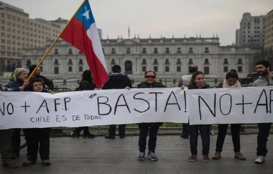 El retiro anticipado de las pensiones desangra a la derecha chilena