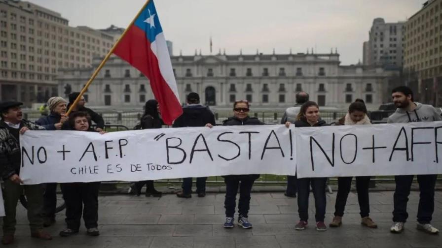 El retiro anticipado de las pensiones desangra a la derecha chilena