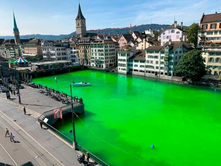 Ecologistas tiñen de verde el río de la ciudad más poblada en Suiza
