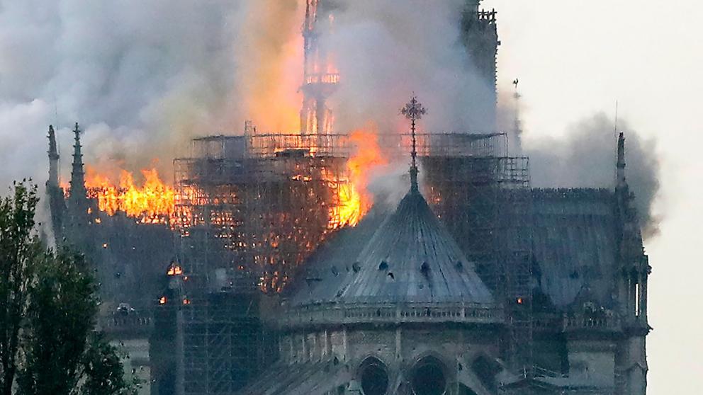 Terrible incendio afecta la catedral de Notre Dame