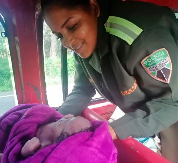 Una agente de la Digesett ayuda a parir a una mujer dentro de un vehículo en Monte Plata
