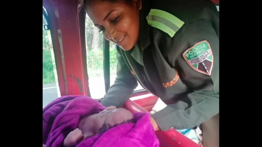 Una agente de la Digesett ayuda a parir a una mujer dentro de un vehículo en Monte Plata Una agente de la Digesett ayuda a parir a una mujer dentro de un vehículo en Monte Plata