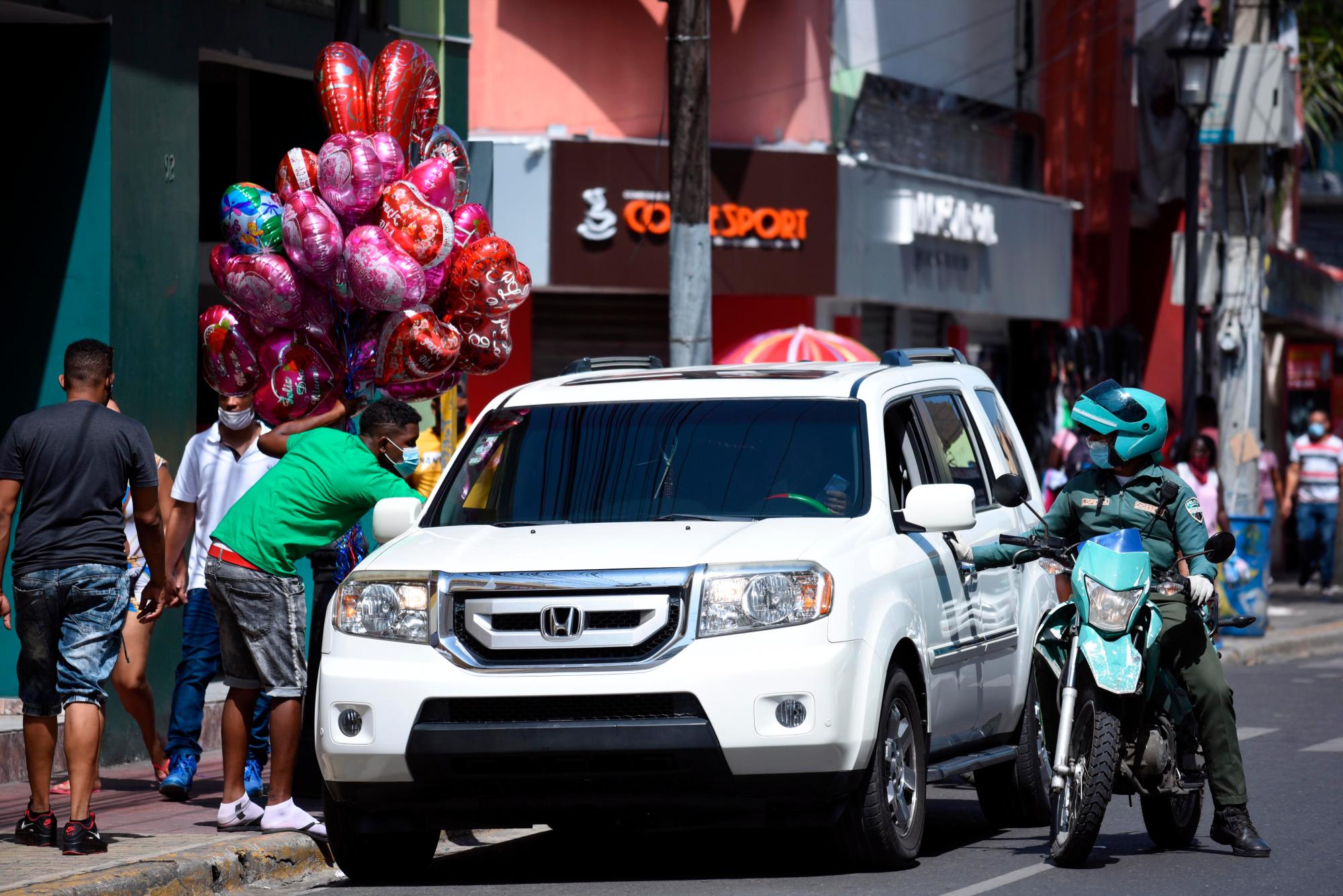 Un agente de la Dirección General de Seguridad de Tránsito y Transporte Terrestre (Digesett) agiliza el tránsito en la calle Del Sol.