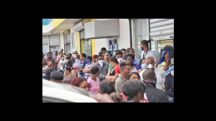 Fuerzas Armadas reforzarán seguridad en bancos y supermercados para hacer cumplir el distanciamiento