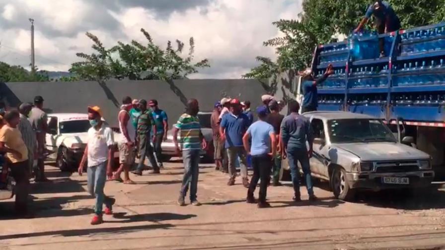 Reportan escasez de agua en botellón en Santiago