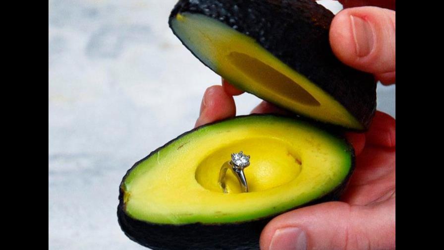 Hombre pide matrimonio a su novia con aguacate en mano 
