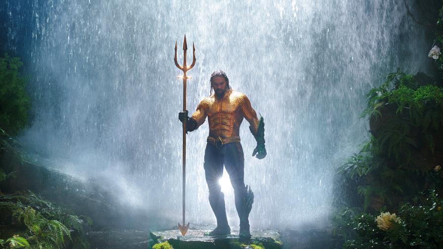 Jason Momoa nada, pero “Aquaman” casi no flota