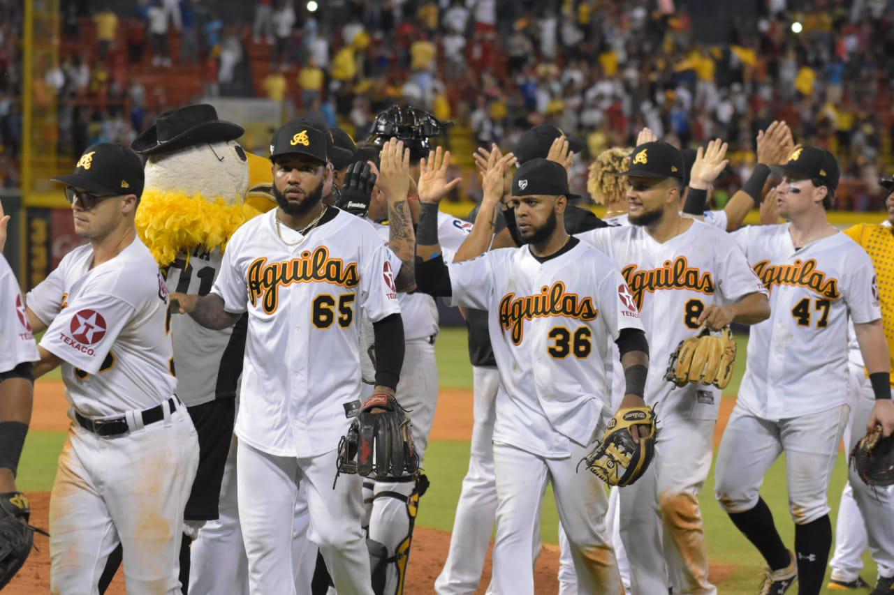 Jugadores de las Águilas celebran luego de vencer a los Tigres del Licey en el estadio Cibao de Santiago, en la jornada del 3 de noviembre del 2019. DL/César Jiménez)