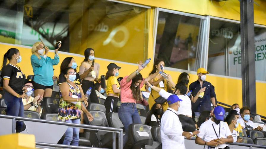 Pese a prohibición, fanáticos acuden a partido entre Gigantes y Águilas 
