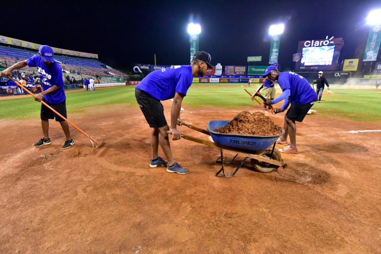 Personal del Estadio Quisqueya trabaja en el acondicionamiento del terreno.