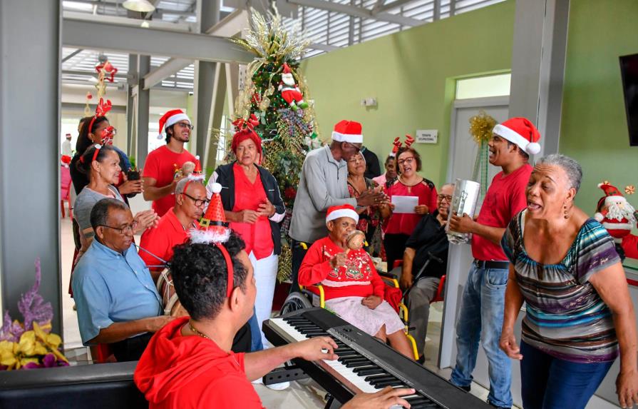 Adultos mayores del Centro de Atención Integral Ciudad Juan Bosch dan bienvenida a la Navidad 