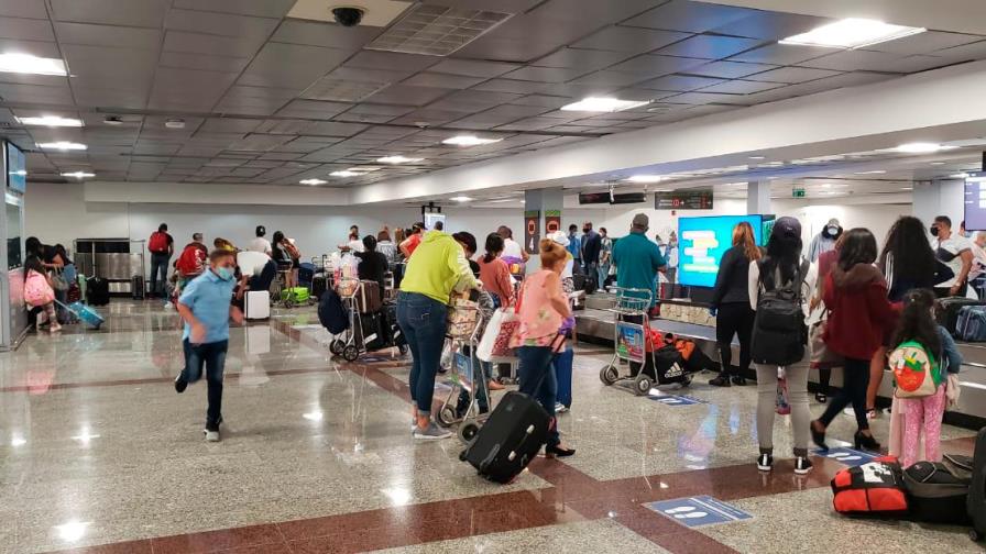 Ministro de Salud Pública reconoce descuido en protocolo para pasajeros en el AILA