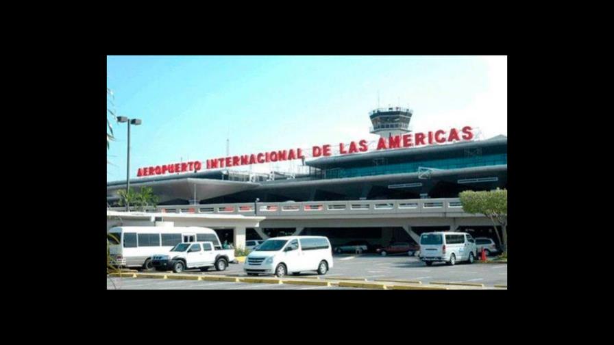 Detienen hombre por actitud violenta en el aeropuerto Las Américas Detienen hombre por actitud violenta en el aeropuerto Las Américas