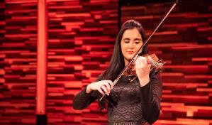Niña de seis años con parálisis cerebral sonrió al escuchar a Aisha Syed en su concierto junto a Diario Libre