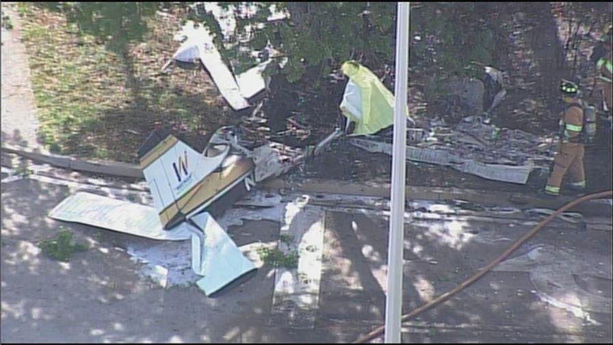Un muerto y dos heridos al caer avioneta en centro comercial de Florida