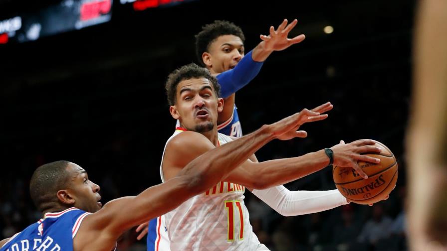 Embiid anota 36 y 76ers superan a Hawks 105-103 para mantenerse invicto
