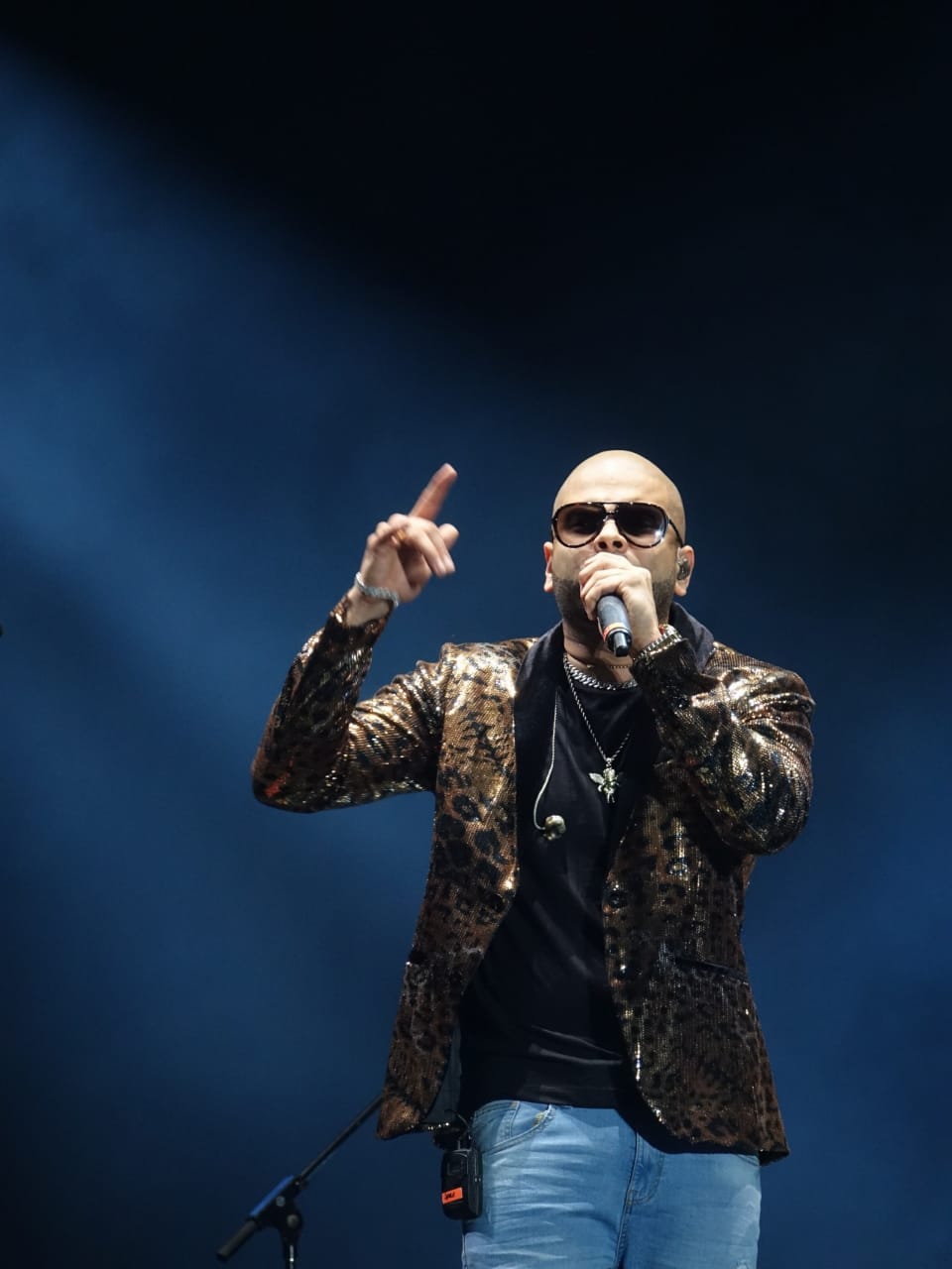 Alá Jazá, el primero en subir a tarima. Tuvo la oportunidad junto a El Alfa de abrirle el show a Romeo.