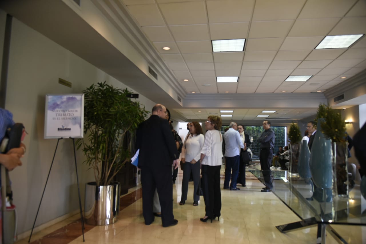 Amigos de la periodista durante los velatorios