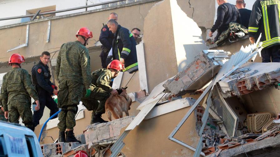 Buscan entre escombros a víctimas del seísmo en Albania, con 30 muertos Buscan entre escombros a víctimas del seísmo en Albania, con 30 muertos