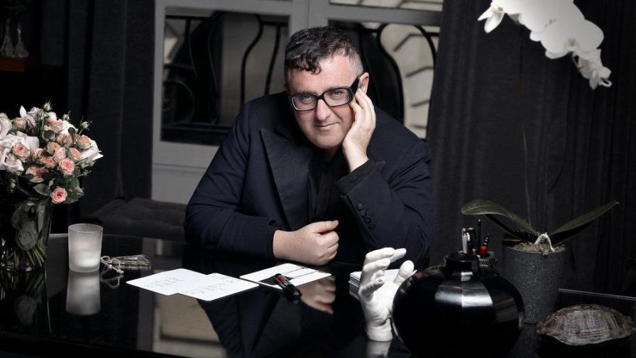 El diseñador Alber Elbaz crea una camiseta a beneficio de los hospitales franceses