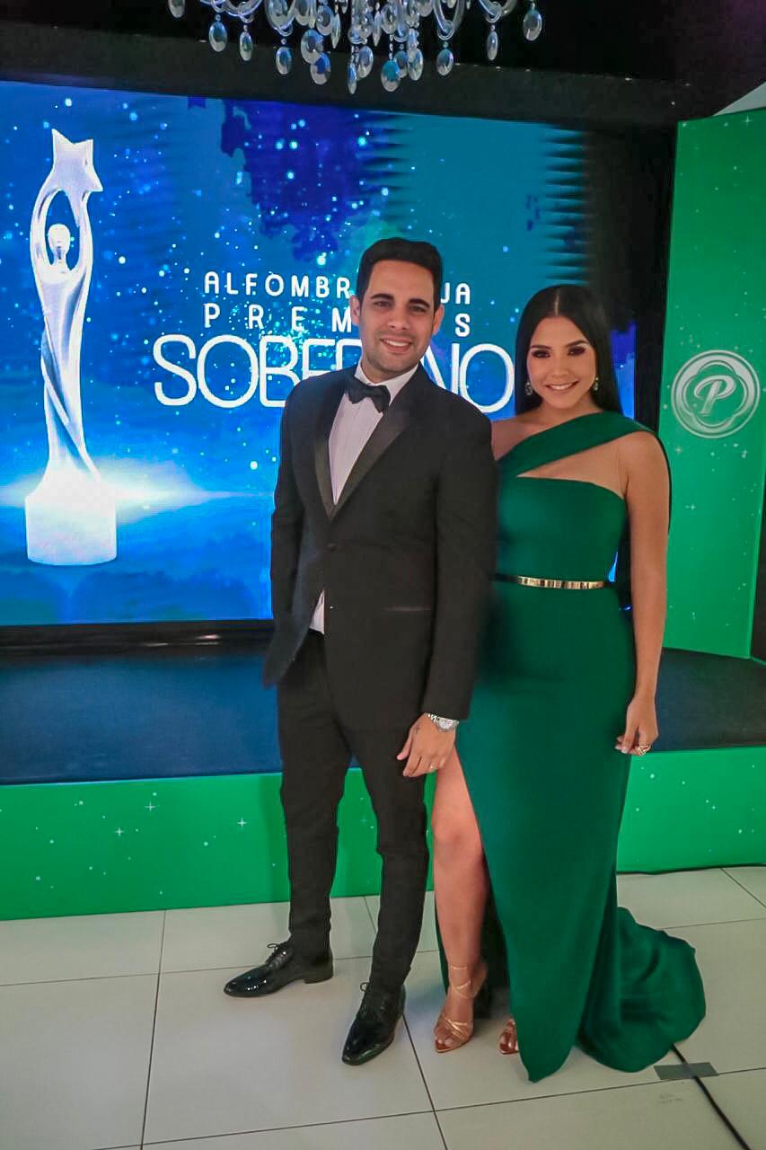 Albert Mena y Denisse Peña son los conductores de la pre alfombra.