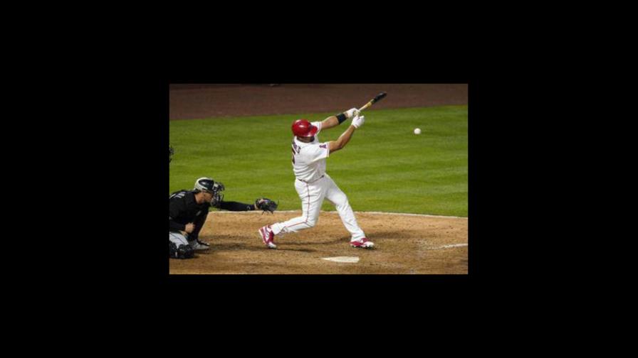 Pujols batea con una servilleta mojada