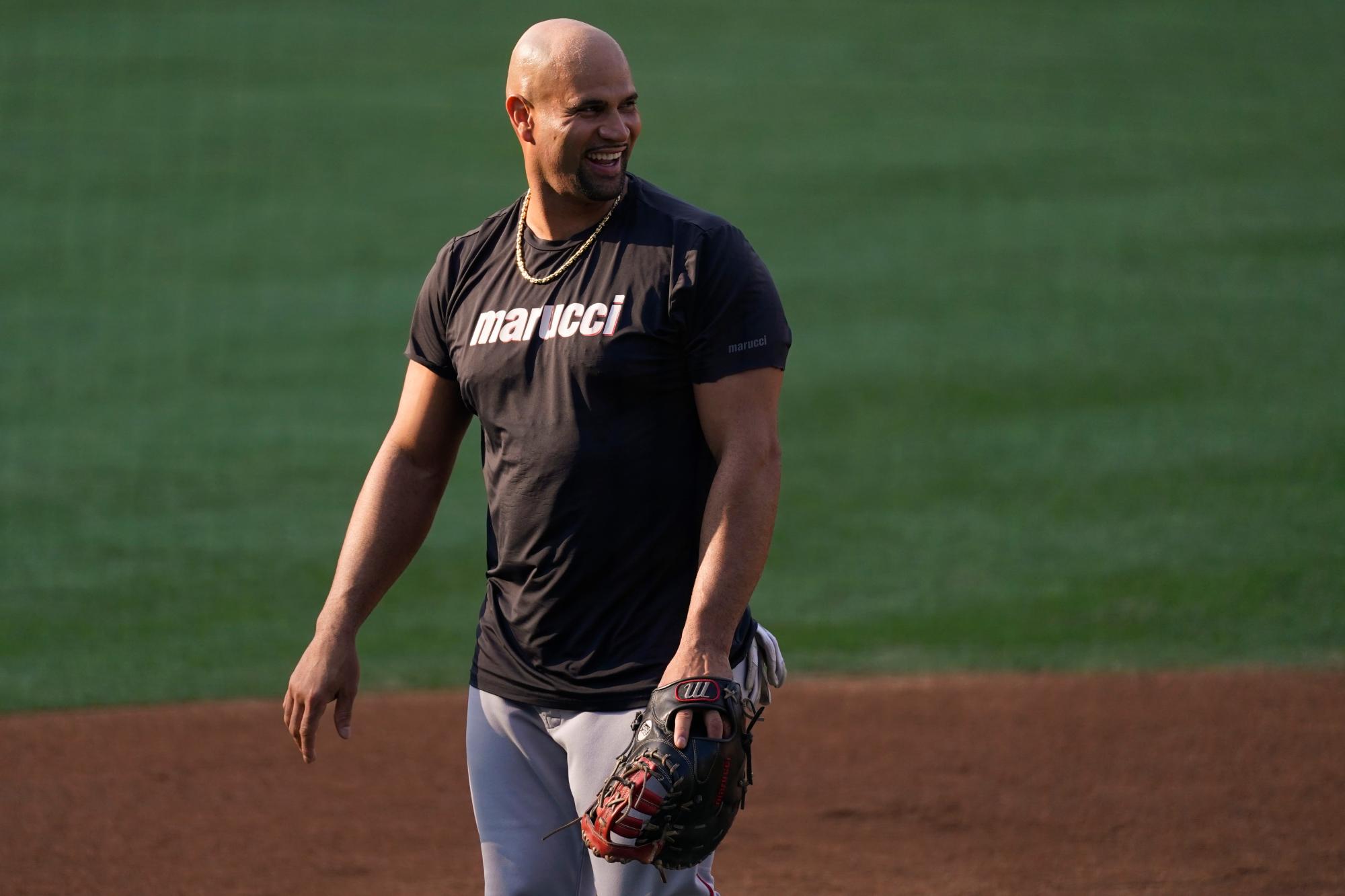 El primera base de los Angelinos de Los Ángeles, Albert Pujols, sonríe durante la práctica de bateo antes del partido de béisbol del equipo contra los Dodgers de Los Ángeles el sábado 26 de septiembre de 2020 en Los Ángeles. 
