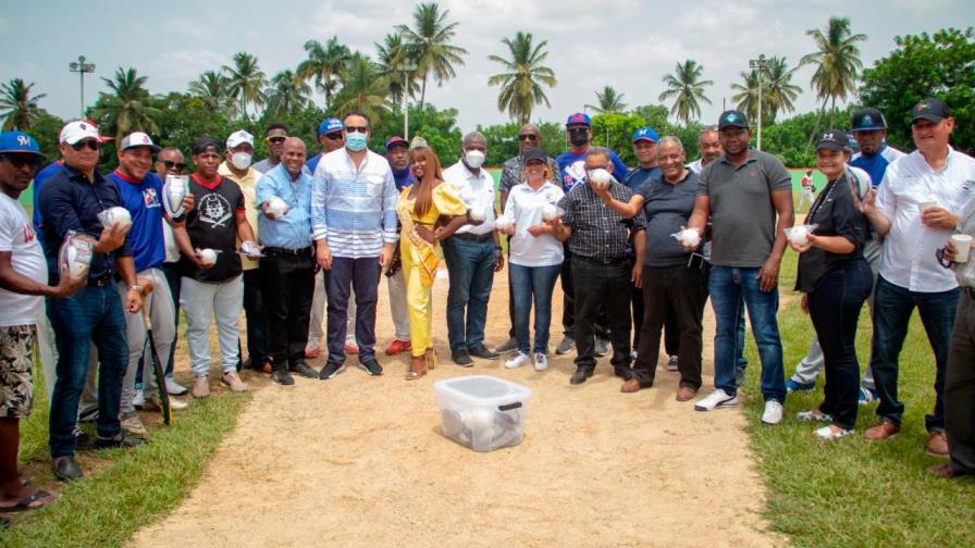 Alberto Rodríguez acude a festival de softbol de la región Este Alberto Rodríguez acude a festival de softbol de la región Este