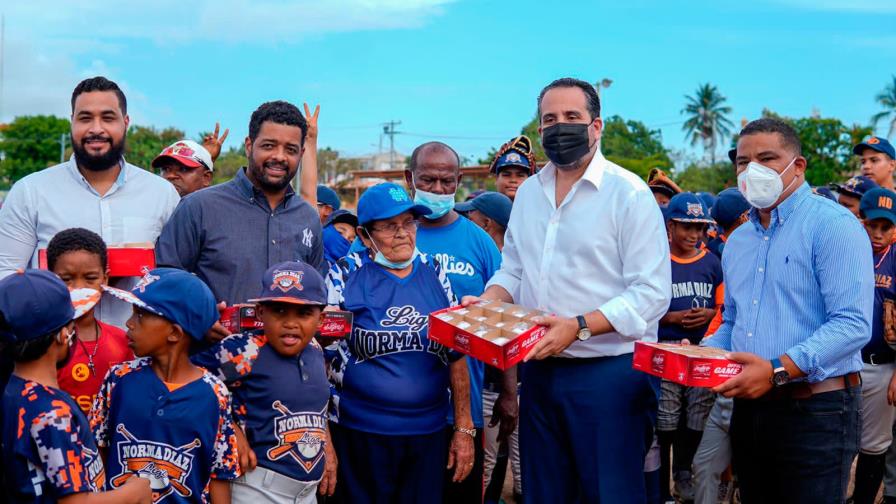 Alberto Rodríguez visita Liga Norma Díaz en histórico aniversario
