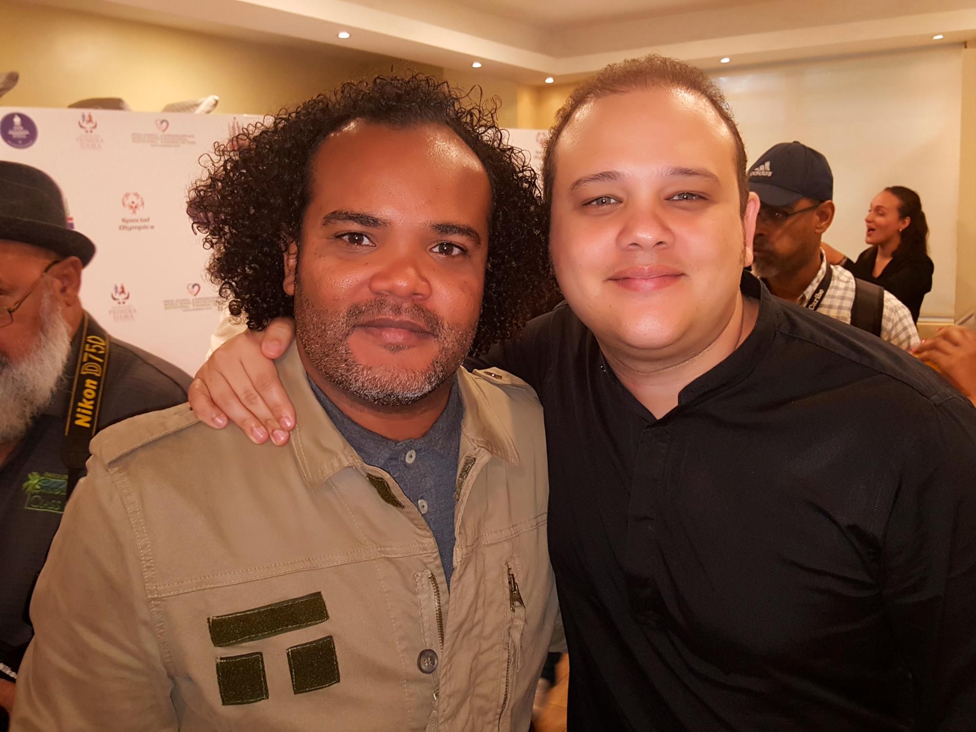 Alberto Zayas y Antonio González, quienes asistieron a la presentación del tema de la canción de los Juegos Nacionales, Juego por mi Patria, el jueves 15 de noviembre de 2018 en el Salón James Rodríguez del Ministerio de Deportes.