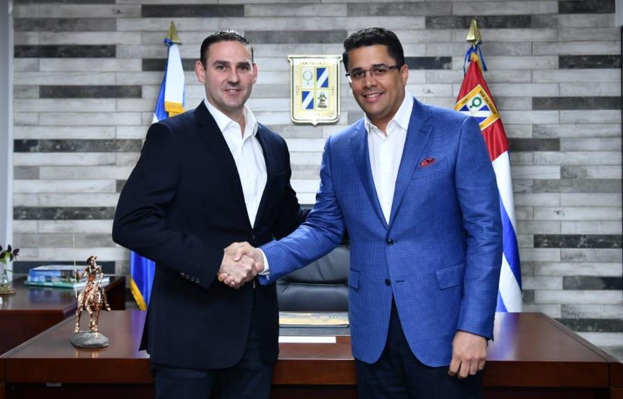 Alcalde Collado recibe las llaves de la ciudad de San Salvador