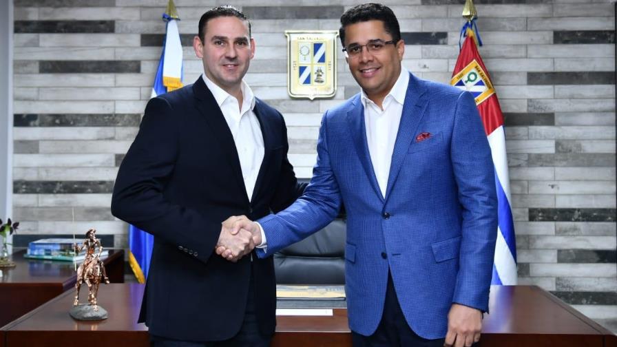 Alcalde Collado recibe las llaves de la ciudad de San Salvador