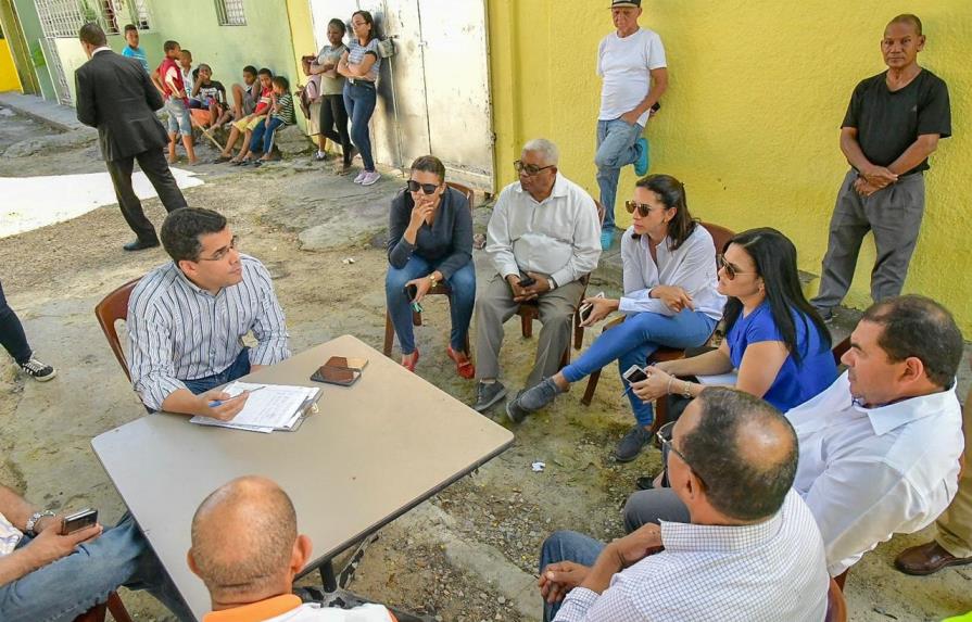 Alcalde David Collado despacha con comunitarios desde espacios públicos