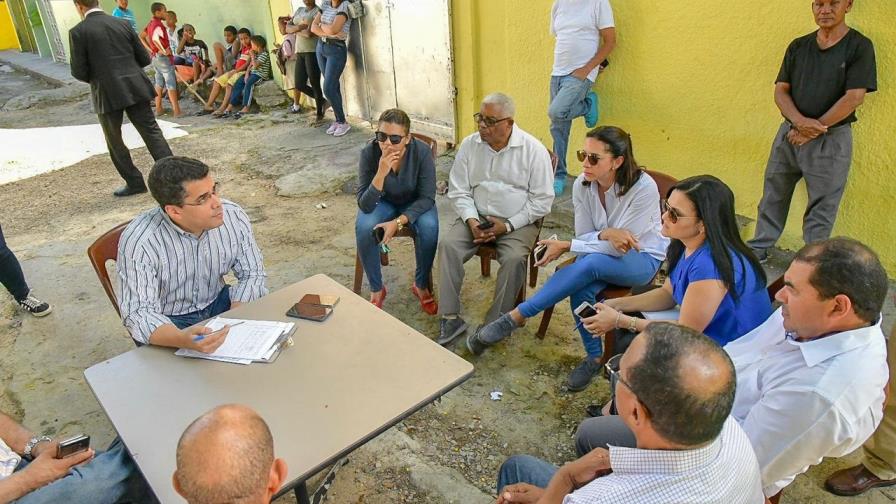Alcalde David Collado despacha con comunitarios desde espacios públicos Alcalde David Collado despacha con comunitarios desde espacios públicos
