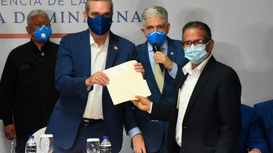 Gobierno entrega 134 millones a los ayuntamientos de Santiago para desarrollar obras