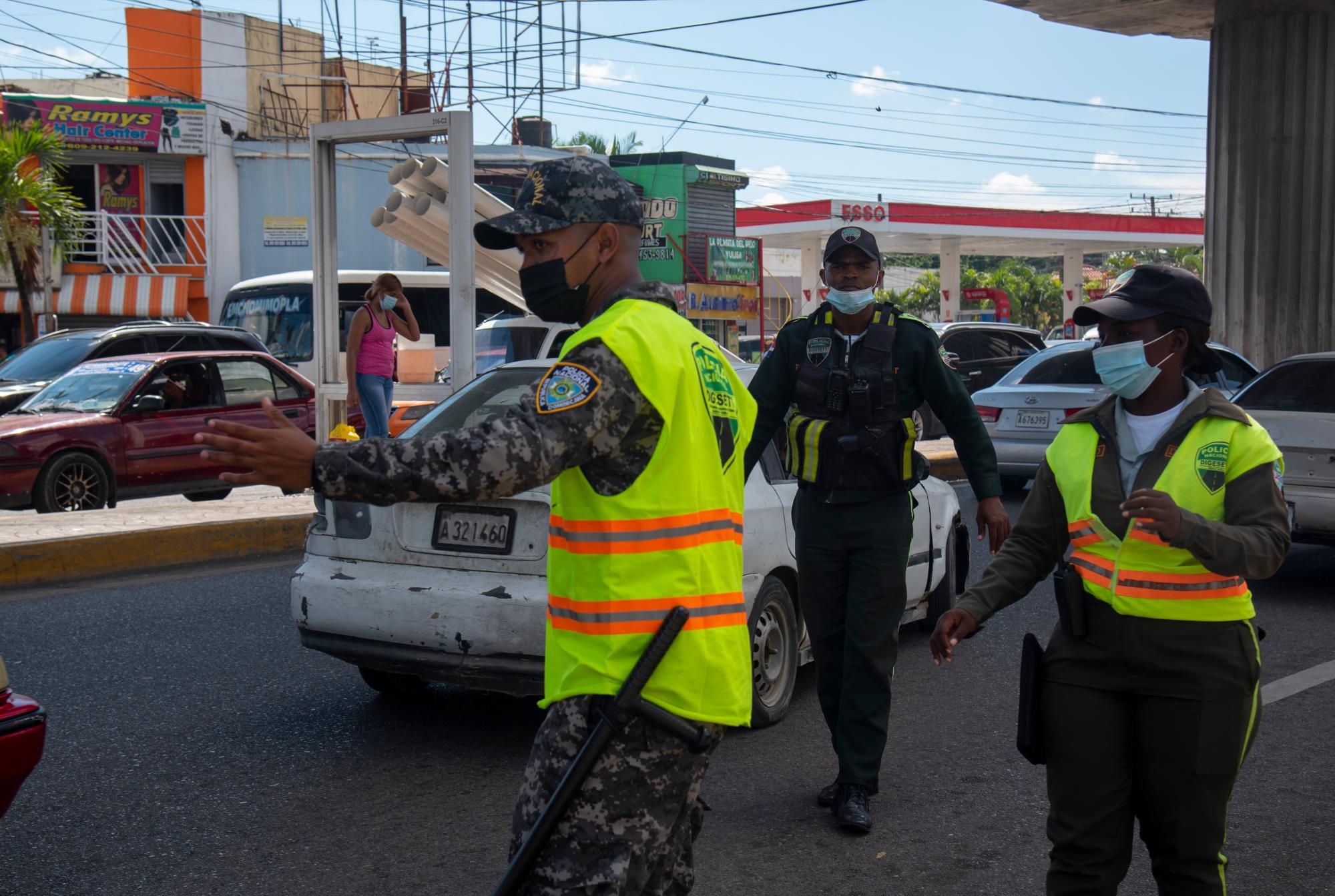 A diario los agentes viabilizan el tránsito , sobre todo en la calle Hermanas Mirabal y en la Charles de Gaulle.