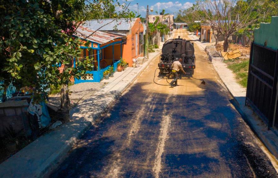 Alcaldía de Santo Domingo Norte reconstruye calles en Los Guarícanos