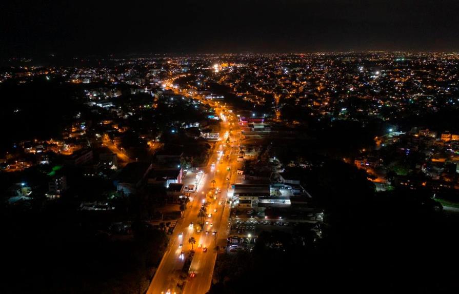 Alcaldía de Santo Domingo Norte ilumina calles, avenidas y puentes