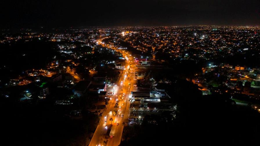 Alcaldía de Santo Domingo Norte ilumina calles, avenidas y puentes