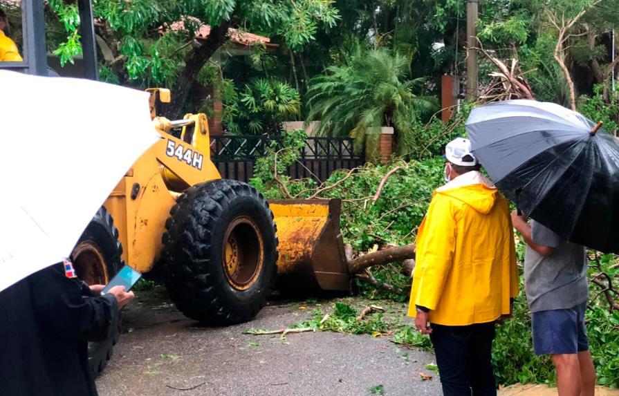 Alcaldía de Puerto Plata recoge escombros dejados por Isaías