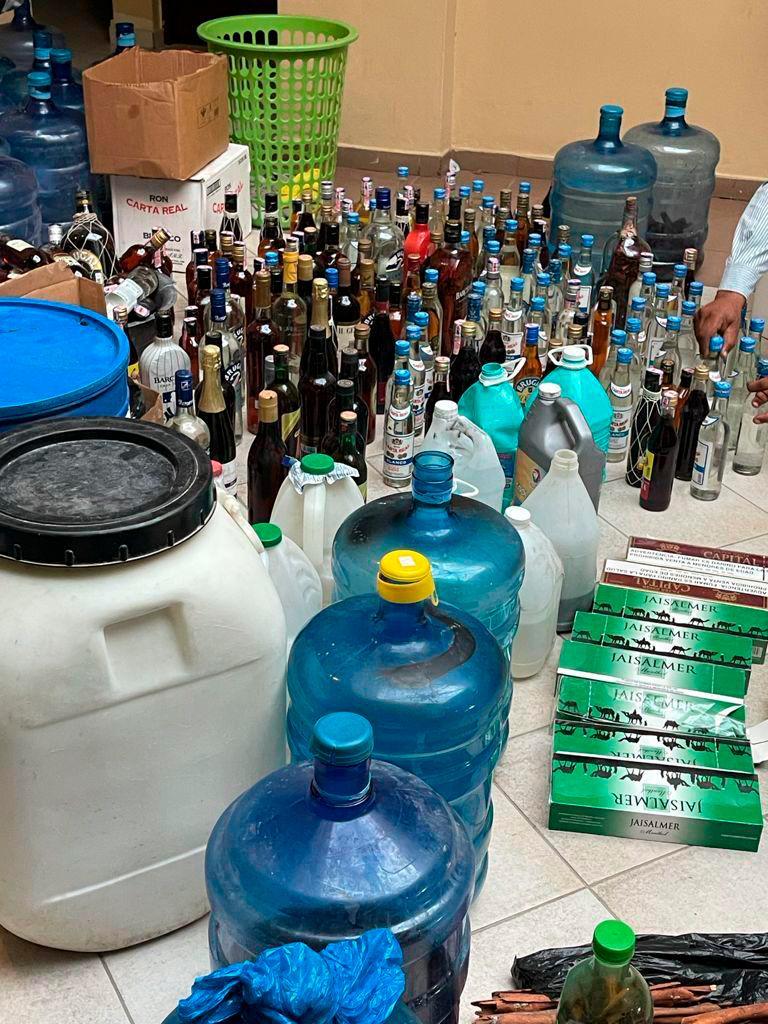 Decomisan decenas de botellones de alcohol adulterado en La Altagracia 