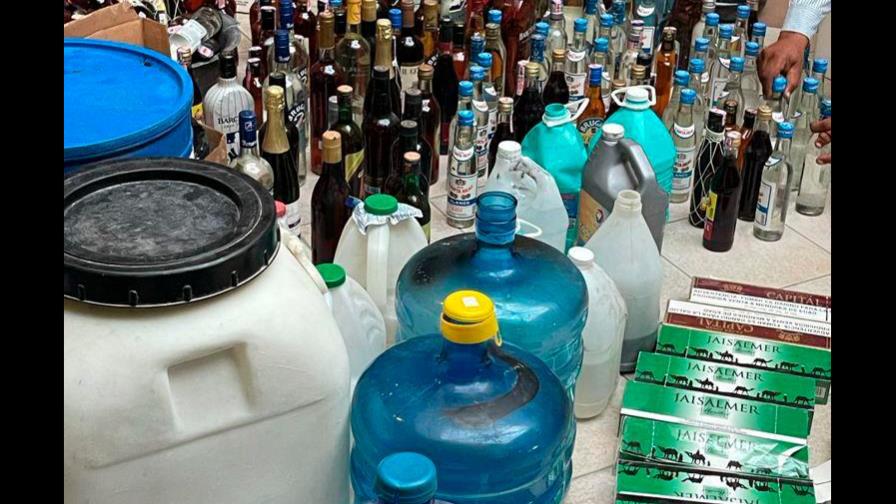 Decomisan decenas de botellones de alcohol adulterado en La Altagracia Decomisan decenas de botellones de alcohol adulterado en La Altagracia