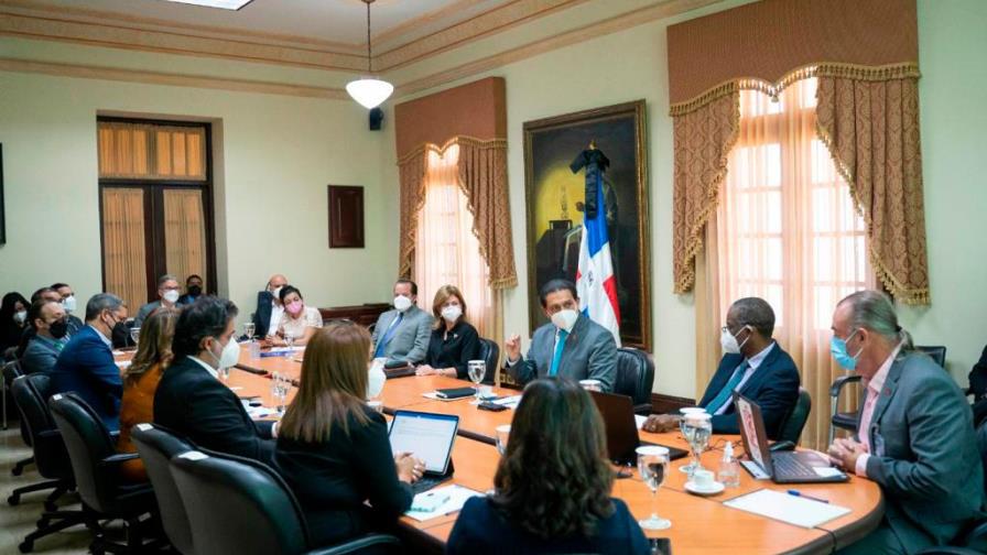 Gobierno y empresarios se reúnen con el Ministerio Público por casos de alcohol adulterado Gobierno y empresarios se reúnen con el Ministerio Público por casos de alcohol adulterado