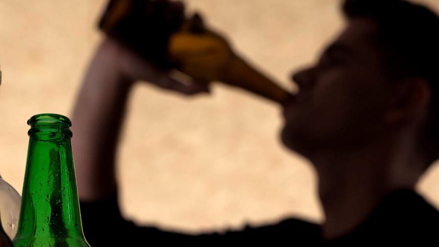 Alcohol, dietas extremas y las libras extras en cuarentena