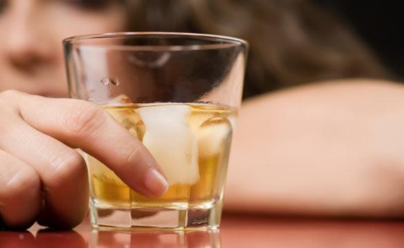 Más de 100 muertos y 300 detenidos por consumo de alcohol adulterado en India