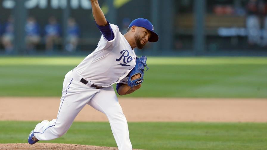 Medias Blancas formalizan convenio con dominicano Kelvin Herrera